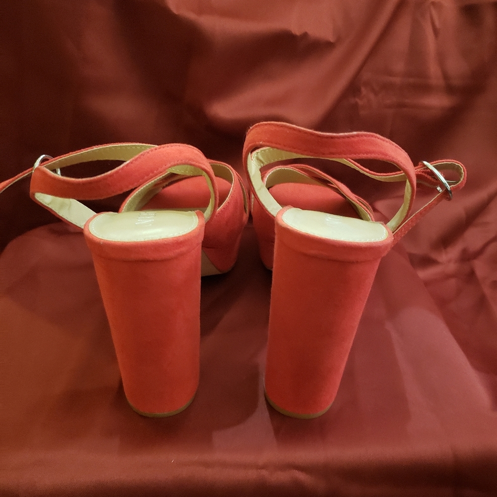 Red platforms - Picture 2 of 3